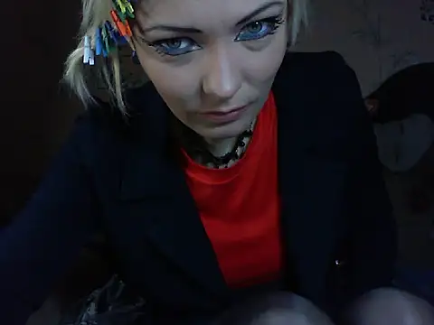 WildMissNiks online show from April 4, 8:43 am