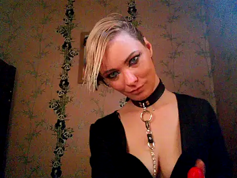 WildMissNiks online show from October 28, 9:19 am