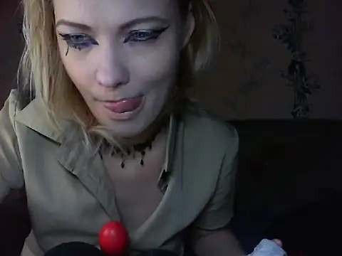 WildMissNiks online show from June 19, 7:47 am