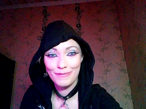 WildMissNiks online show from November 21, 9:30 am