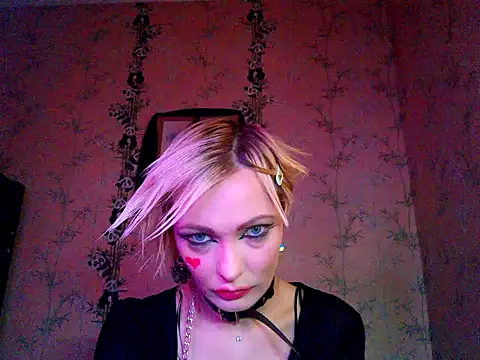 WildMissNiks online show from November 3, 8:07 am