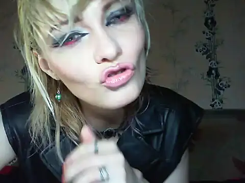 WildMissNiks online show from June 7, 9:25 am