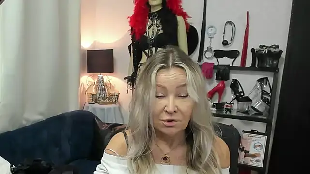 Snapshot of crystaLUX chatting on June 15, 4:12 am crystaLUX online show from June 15, 4:12 am