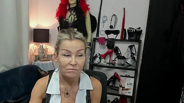 Snapshot of crystaLUX chatting on July 14, 4:39 am crystaLUX online show from July 14, 4:39 am