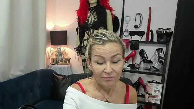 Snapshot of crystaLUX chatting on June 10, 4:24 am crystaLUX online show from June 10, 4:24 am