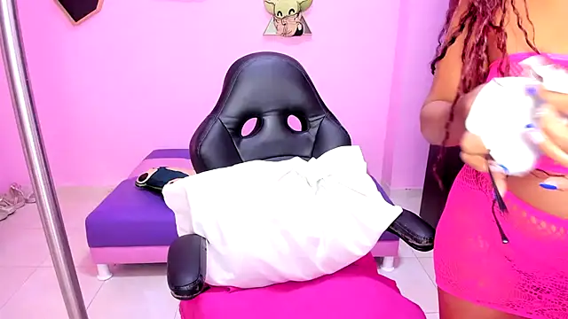 Snapshot of MATURE_WHOR33 chatting on October 27, 11:44 am MATURE WHOR33 online show from October 27, 11:44 am