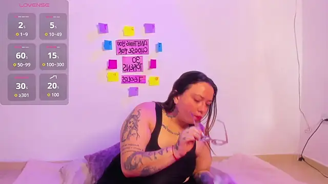 MiaYMolly online show from March 19, 4:18 pm