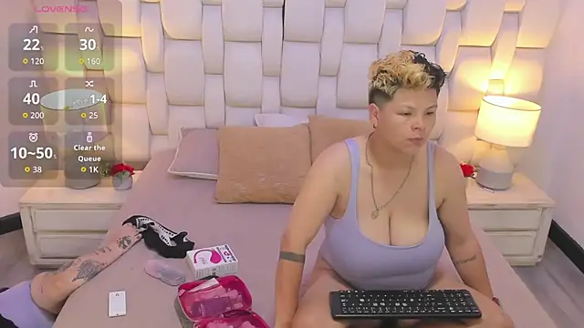 MiaYMolly online show from November 5, 8:50 am