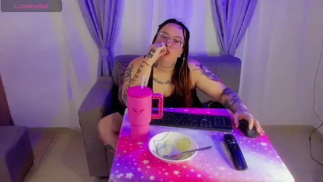 MiaYMolly online show from April 25, 7:11 pm