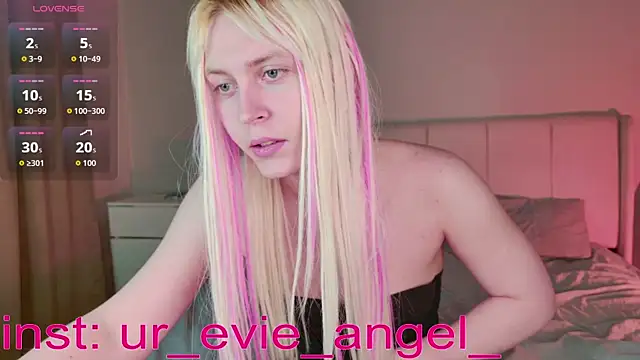 Snapshot of Evelyn_rabbit chatting on March 19, 3:12 pm Evelyn rabbit online show from March 19, 3:12 pm