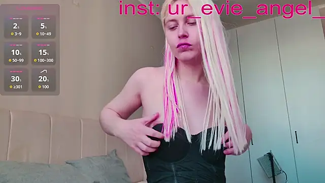 Snapshot of Evelyn_rabbit chatting on March 25, 10:58 am Evelyn rabbit online show from March 25, 10:58 am