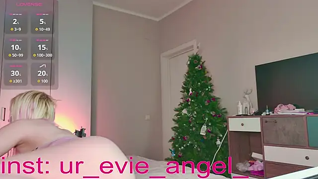 Snapshot of Evelyn_rabbit chatting on March 12, 1:15 pm Evelyn rabbit online show from March 12, 1:15 pm