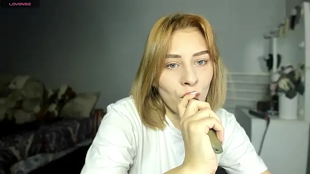 KindKristy online show from December 5, 5:28 am