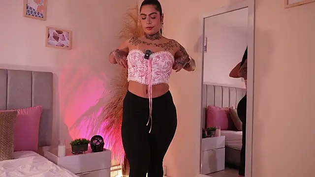 curvyliciousss online show from October 12, 1:45 pm