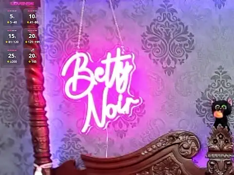 Snapshot of BettyNoir chatting on October 17, 6:50 am BettyNoir online show from October 17, 6:50 am