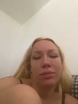 Snapshot of SofiaJoy chatting on May 7, 9:56 am SofiaJoy online show from May 7, 9:56 am