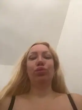 Snapshot of SofiaJoy chatting on May 9, 11:24 am SofiaJoy online show from May 9, 11:24 am