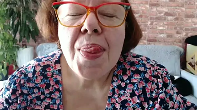 Adelewildx online show from April 22, 10:33 am