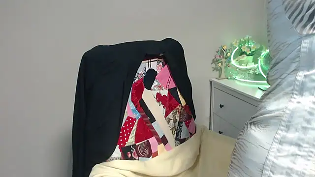 Adelewildx online show from March 18, 4:18 am