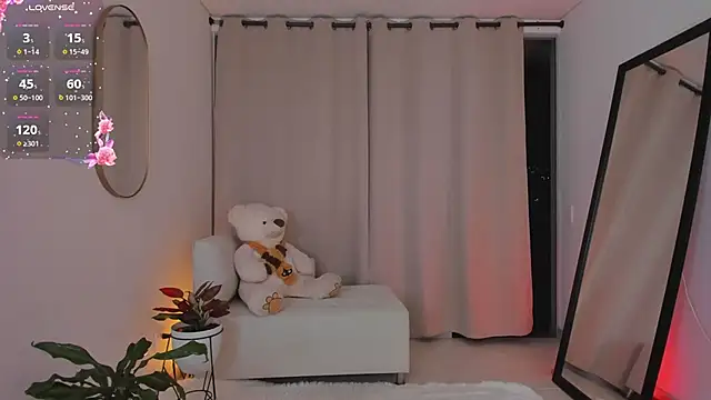 roxie gates  online show from October 26, 11:05 pm