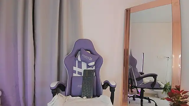 roxie gates  online show from February 1, 2:54 am