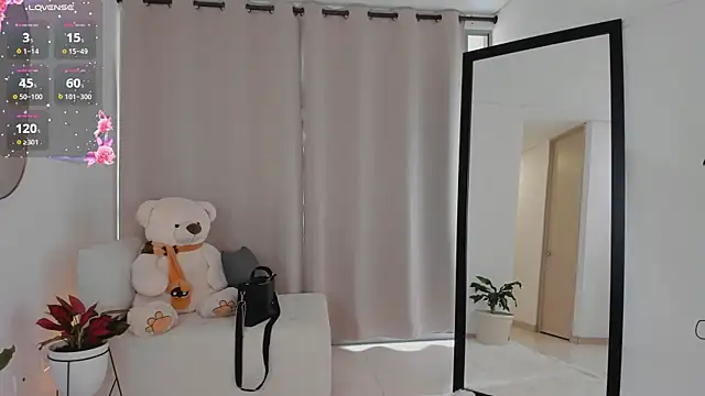 roxie gates  online show from October 10, 6:31 pm