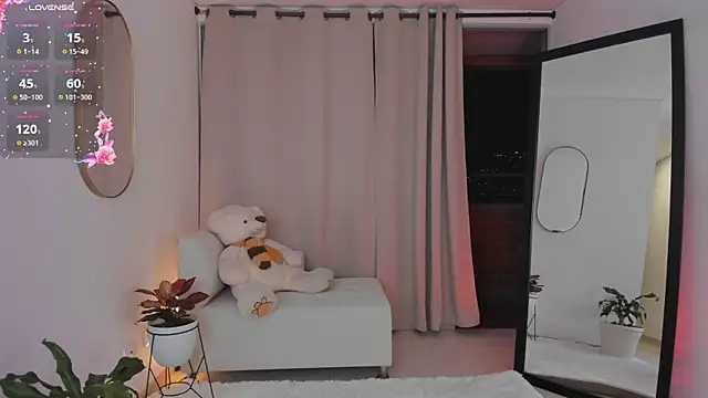 roxie gates  online show from November 9, 1:09 am