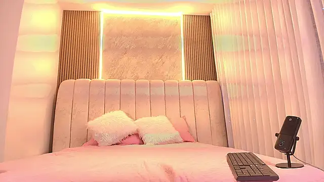 emyli sw  online show from February 15, 3:07 am