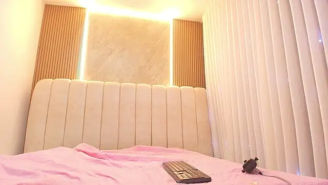 emyli sw  online show from April 8, 3:08 am