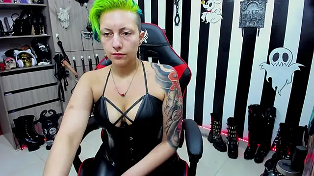 Snapshot of Mistress_Yelena chatting on December 3, 9:39 pm Mistress Yelena online show from December 3, 9:39 pm