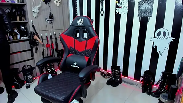 Snapshot of Mistress_Yelena chatting on December 2, 4:37 pm Mistress Yelena online show from December 2, 4:37 pm