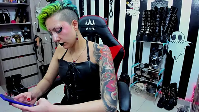 Snapshot of Mistress_Yelena chatting on January 21, 11:55 pm Mistress Yelena online show from January 21, 11:55 pm