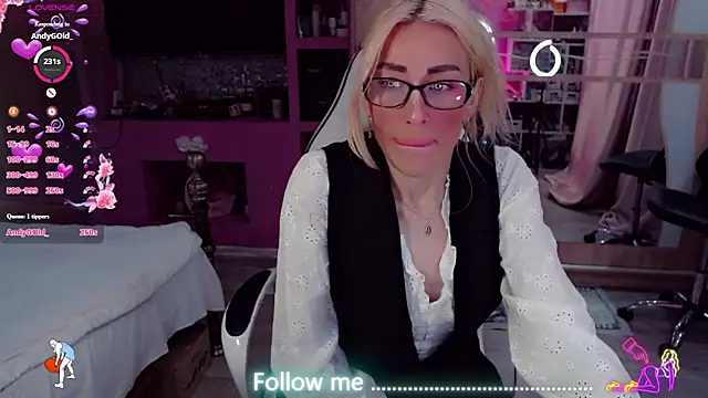 AnnieGOld  online show from July 25, 11:11 pm