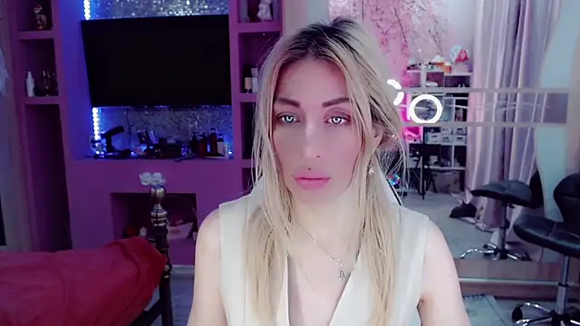 Snapshot of AnnieGOld_ chatting on December 15, 2:39 am AnnieGOld online show from December 15, 2:39 am