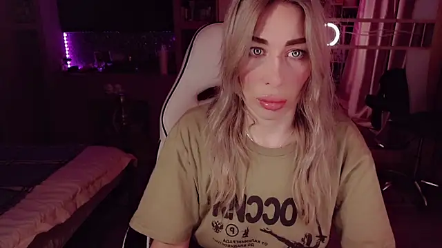 AnnieGOld  online show from March 12, 7:51 pm