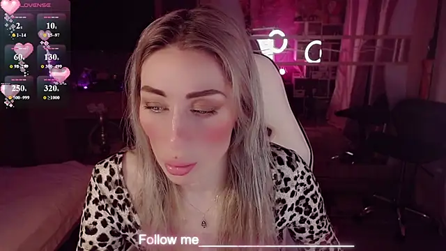 AnnieGOld  online show from March 28, 11:28 pm