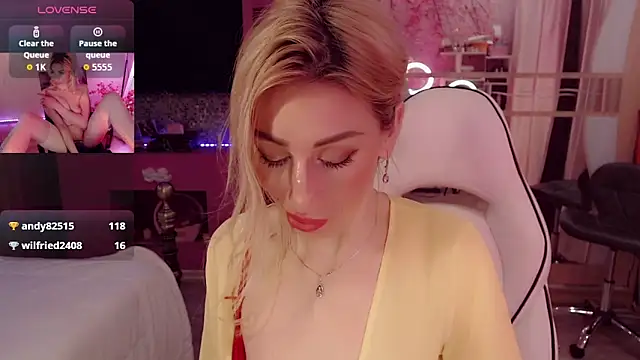 Snapshot of AnnieGOld_ chatting on November 5, 6:44 pm AnnieGOld online show from November 5, 6:44 pm