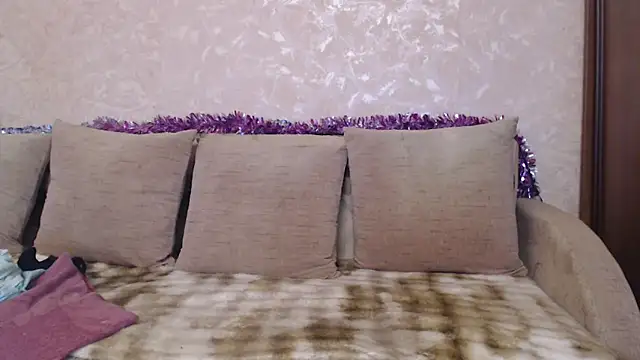 Amy August online show from December 20, 8:28 am