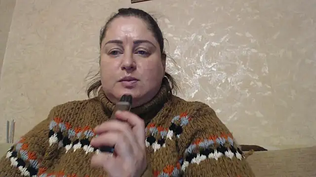 Amy August online show from December 4, 2:05 pm