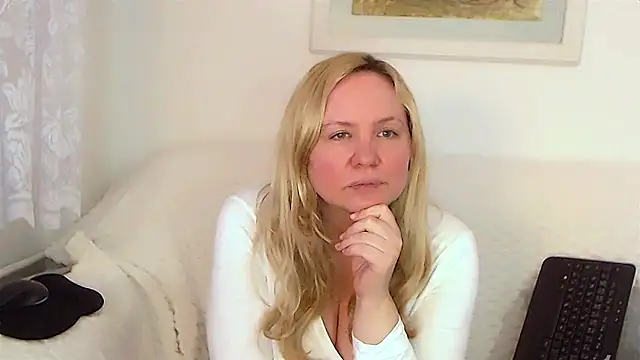 Snapshot of Sarah4you chatting on October 3, 4:19 pm Sarah4you online show from October 3, 4:19 pm