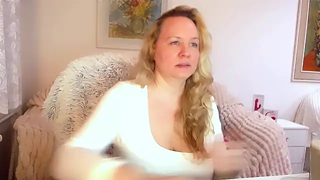 Snapshot of Sarah4you chatting on February 17, 9:32 pm Sarah4you online show from February 17, 9:32 pm