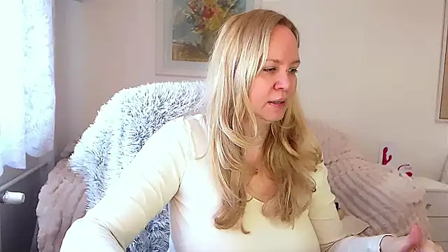Snapshot of Sarah4you chatting on February 22, 2:19 pm Sarah4you online show from February 22, 2:19 pm