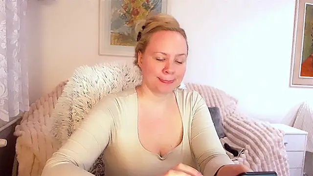 Snapshot of Sarah4you chatting on February 25, 9:37 pm Sarah4you online show from February 25, 9:37 pm