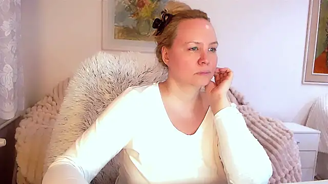 Snapshot of Sarah4you chatting on March 8, 9:40 pm Sarah4you online show from March 8, 9:40 pm