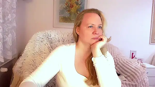 Snapshot of Sarah4you chatting on February 21, 9:43 pm Sarah4you online show from February 21, 9:43 pm