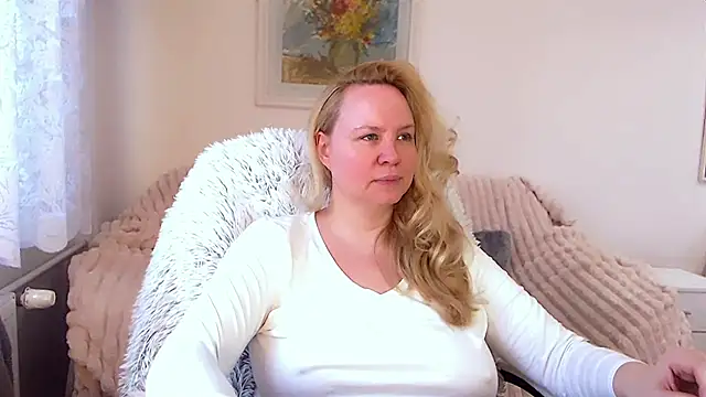 Snapshot of Sarah4you chatting on March 8, 3:35 pm Sarah4you online show from March 8, 3:35 pm
