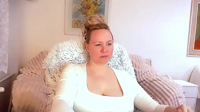 Snapshot of Sarah4you chatting on March 11, 9:37 pm Sarah4you online show from March 11, 9:37 pm