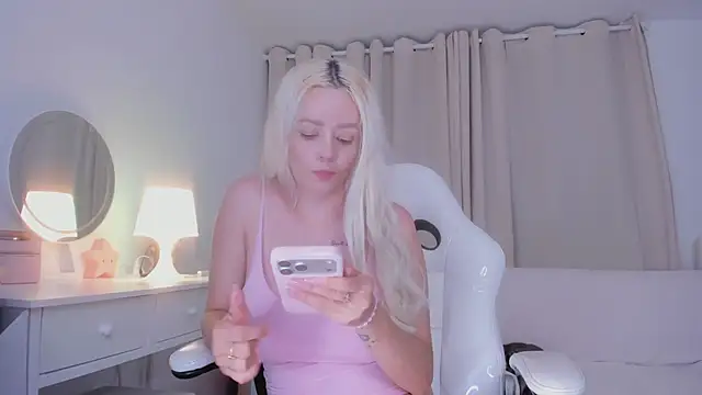 Snapshot of bella_adams_ chatting on October 11, 11:28 pm bella adams online show from October 11, 11:28 pm