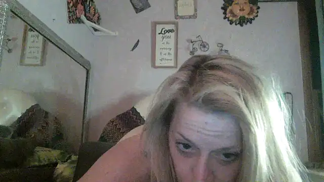 MommaCummins00 online show from March 29, 8:27 am