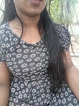 Snapshot of Dhiyapink chatting on February 3, 7:24 am Dhiyapink online show from February 3, 7:24 am